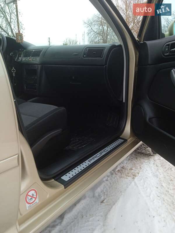 Хетчбек Volkswagen Golf 2003 в Красилові