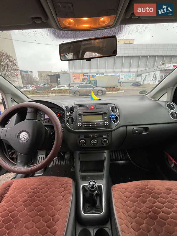 Хэтчбек Volkswagen Golf 2005 в Харькове