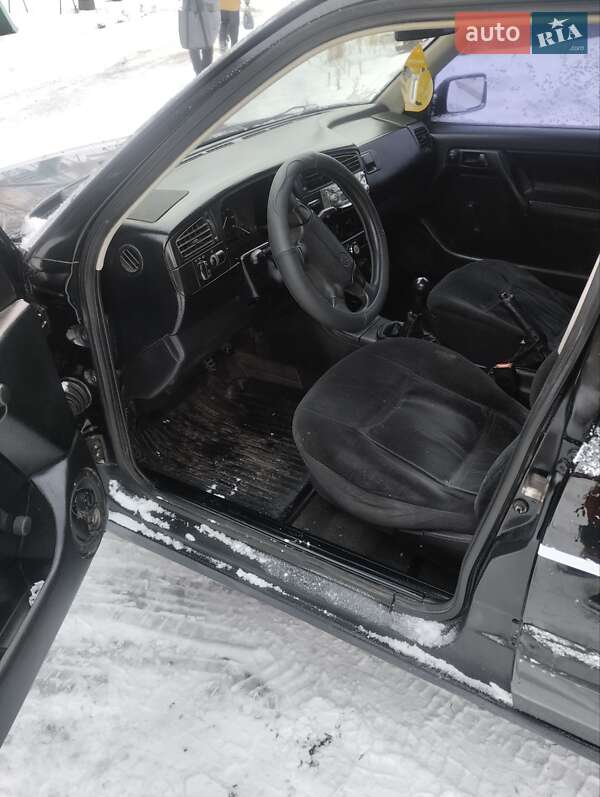 Хетчбек Volkswagen Golf 1996 в Краснокутську