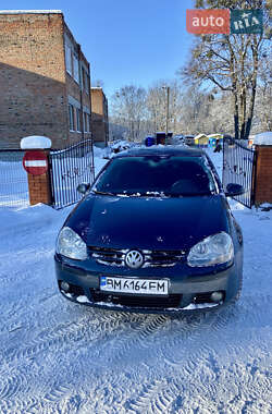 Хэтчбек Volkswagen Golf 2005 в Ромнах