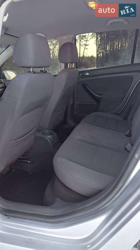 Хетчбек Volkswagen Golf 2006 в Дубровиці