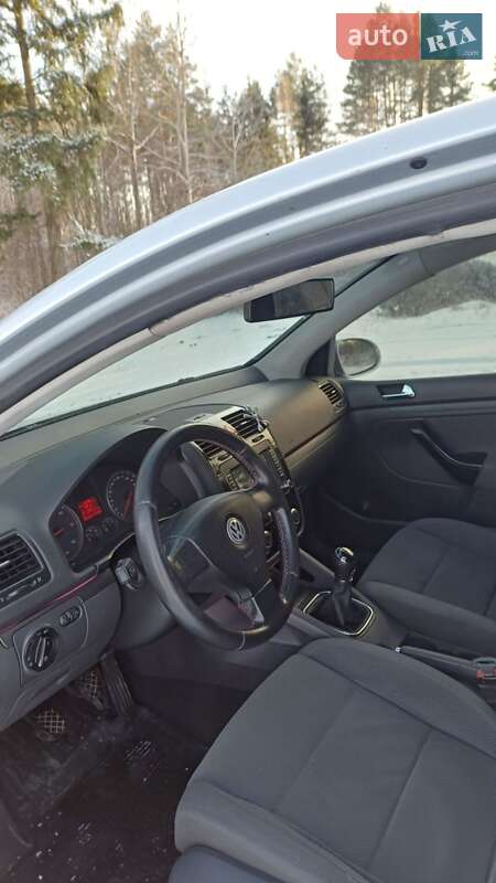 Хетчбек Volkswagen Golf 2006 в Дубровиці