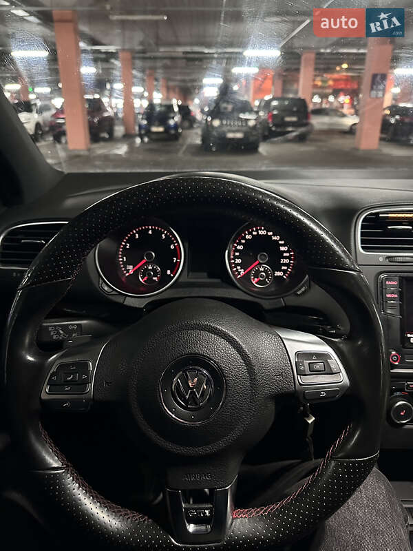 Хэтчбек Volkswagen Golf 2010 в Киеве