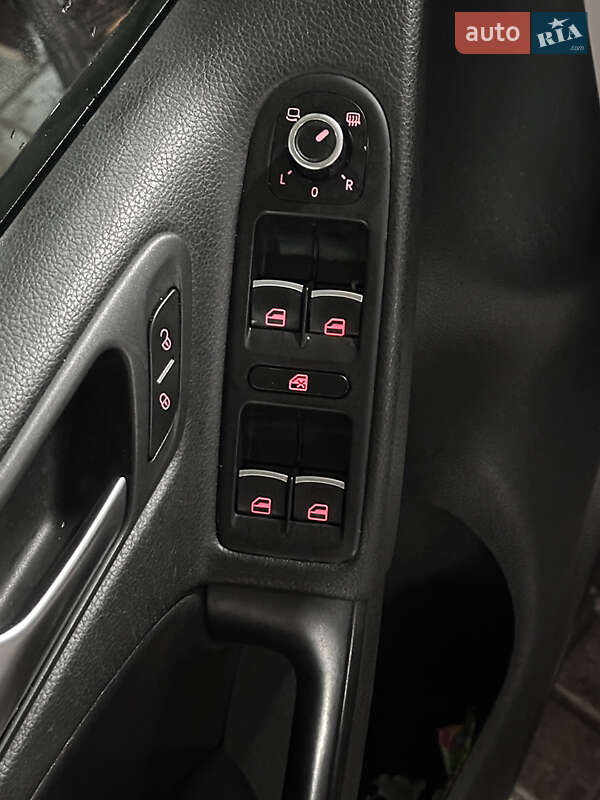 Хэтчбек Volkswagen Golf 2010 в Киеве