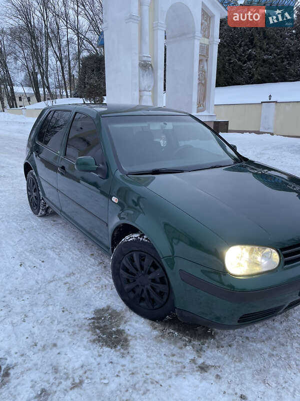 Хэтчбек Volkswagen Golf 2001 в Остроге