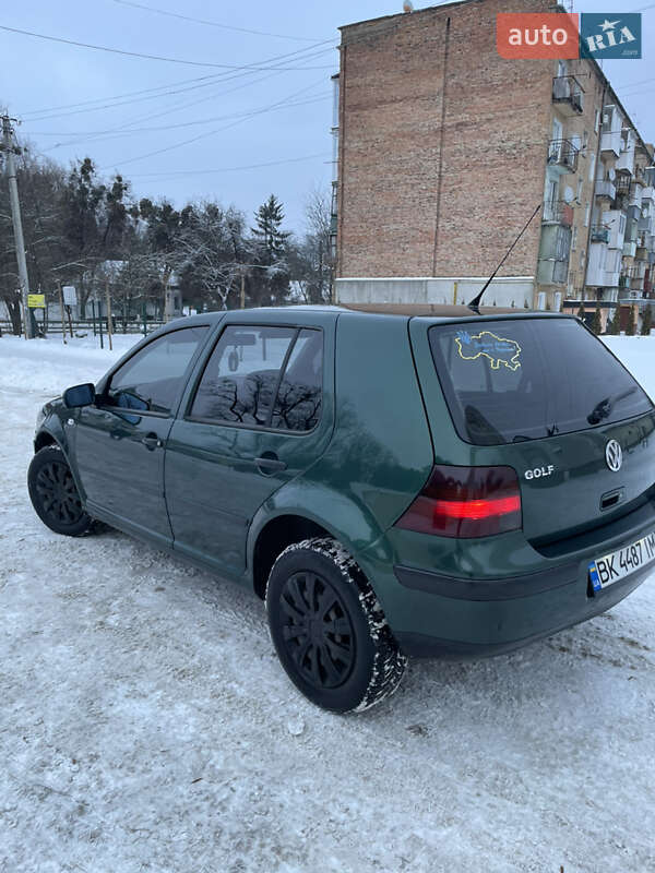 Хэтчбек Volkswagen Golf 2001 в Остроге
