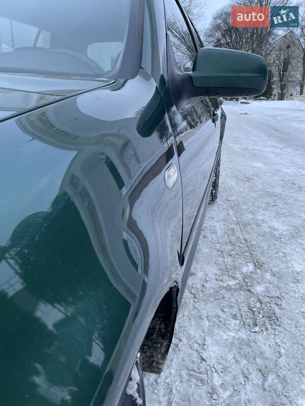 Хэтчбек Volkswagen Golf 2001 в Остроге