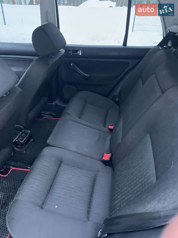 Хэтчбек Volkswagen Golf 2001 в Остроге