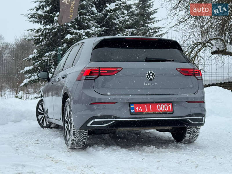 Хэтчбек Volkswagen Golf 2023 в Львове