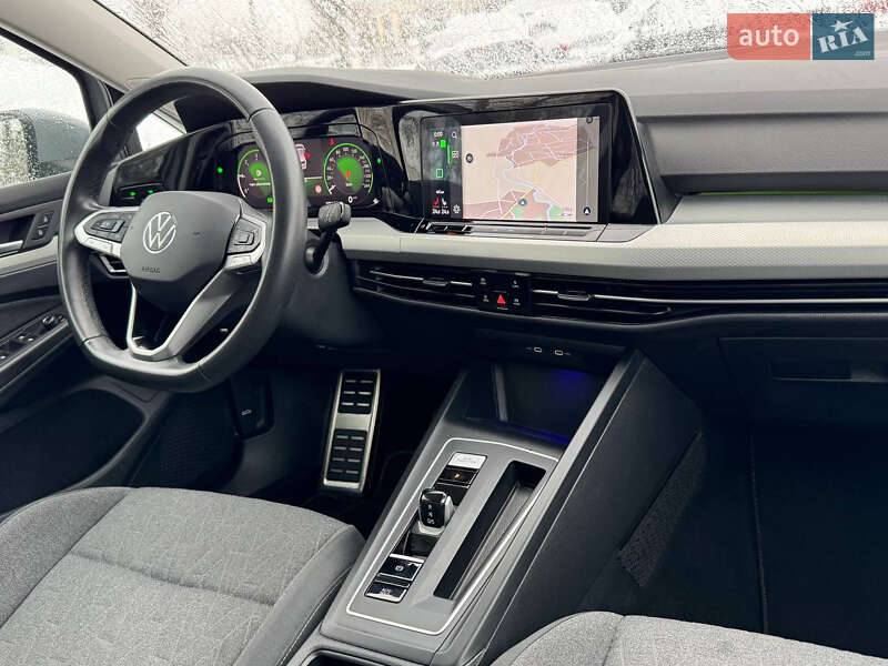 Хэтчбек Volkswagen Golf 2023 в Львове