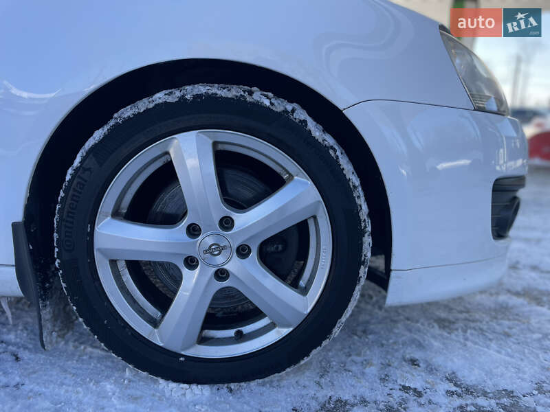 Хэтчбек Volkswagen Golf 2009 в Житомире