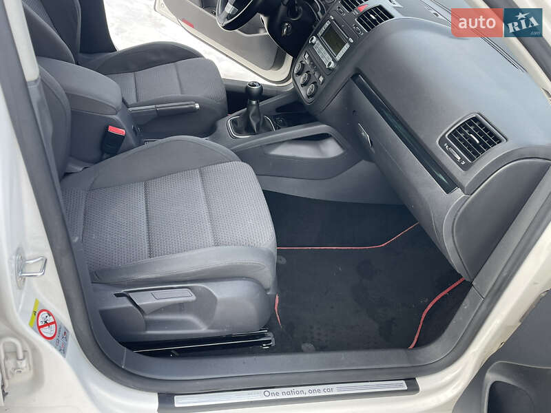 Хэтчбек Volkswagen Golf 2009 в Житомире