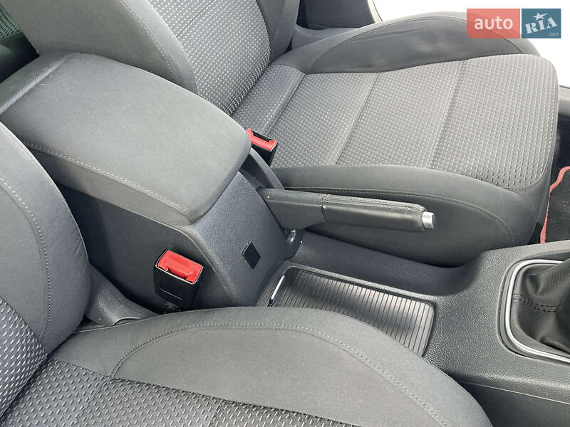 Хэтчбек Volkswagen Golf 2009 в Житомире