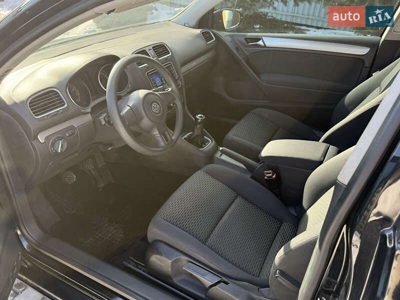 Хэтчбек Volkswagen Golf 2010 в Львове