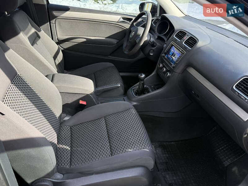 Хэтчбек Volkswagen Golf 2010 в Львове
