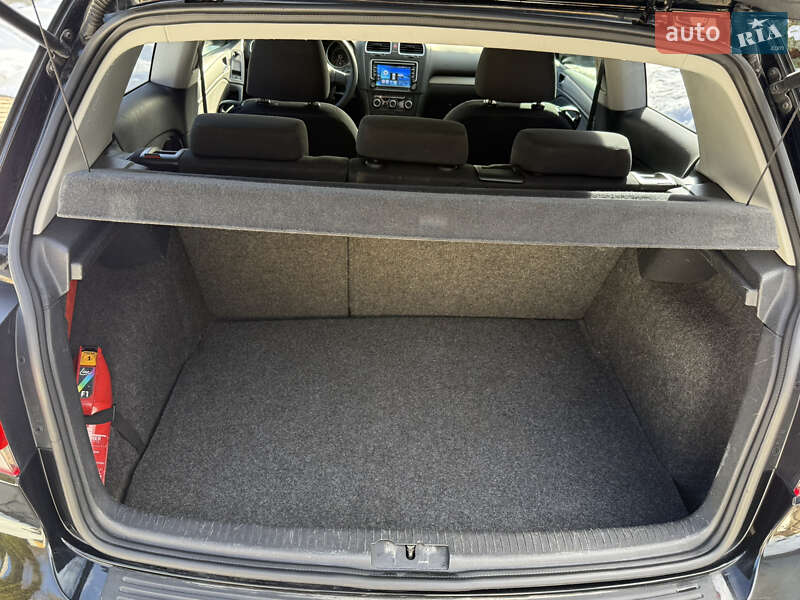 Хэтчбек Volkswagen Golf 2010 в Львове