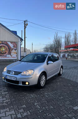 Хетчбек Volkswagen Golf 2006 в Чернівцях