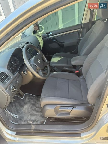 Хэтчбек Volkswagen Golf 2004 в Черновцах