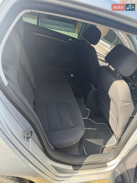 Хэтчбек Volkswagen Golf 2004 в Черновцах