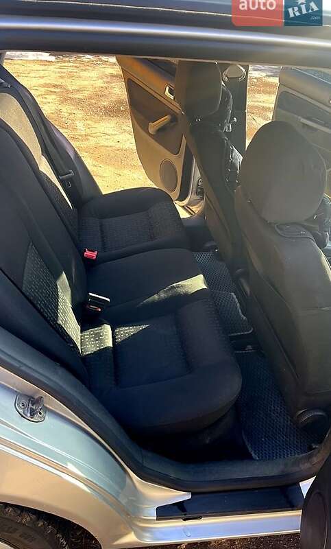 Хэтчбек Volkswagen Golf 2003 в Кривом Роге