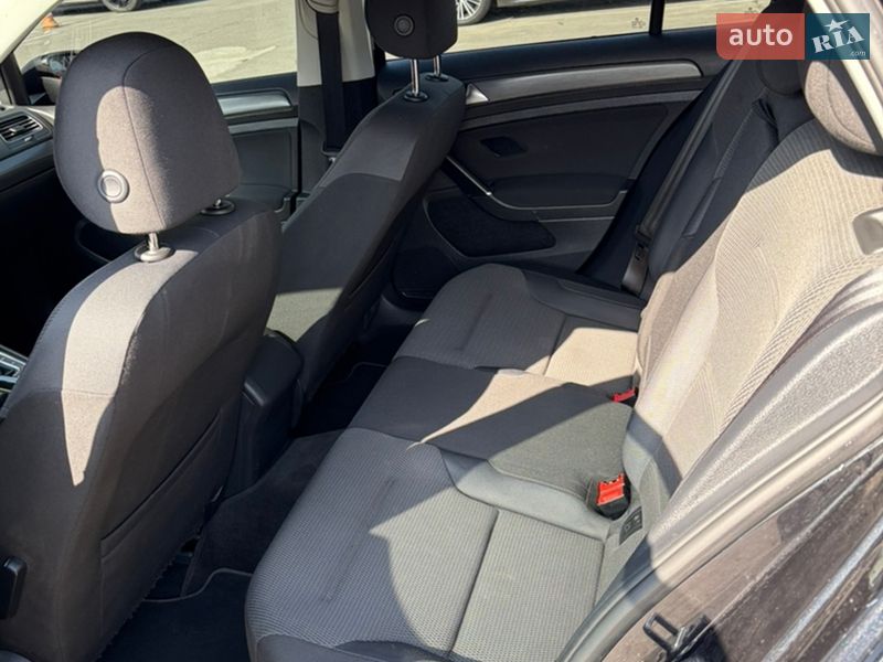 Хэтчбек Volkswagen Golf 2018 в Киеве