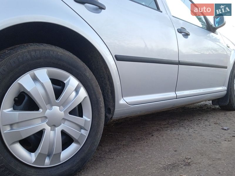 Хэтчбек Volkswagen Golf 2001 в Хмельницком