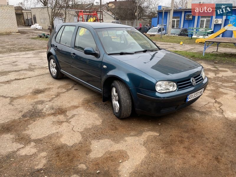 Хэтчбек Volkswagen Golf 2002 в Харькове