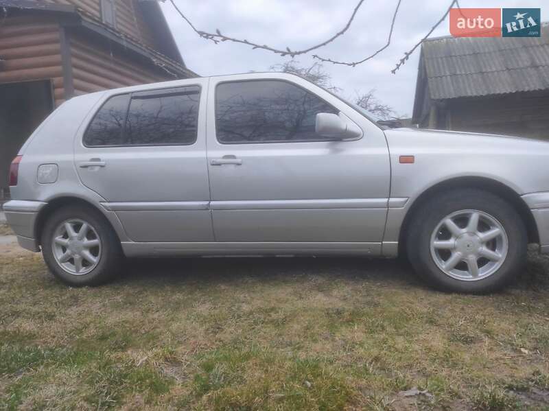 Хэтчбек Volkswagen Golf 1994 в Сарнах