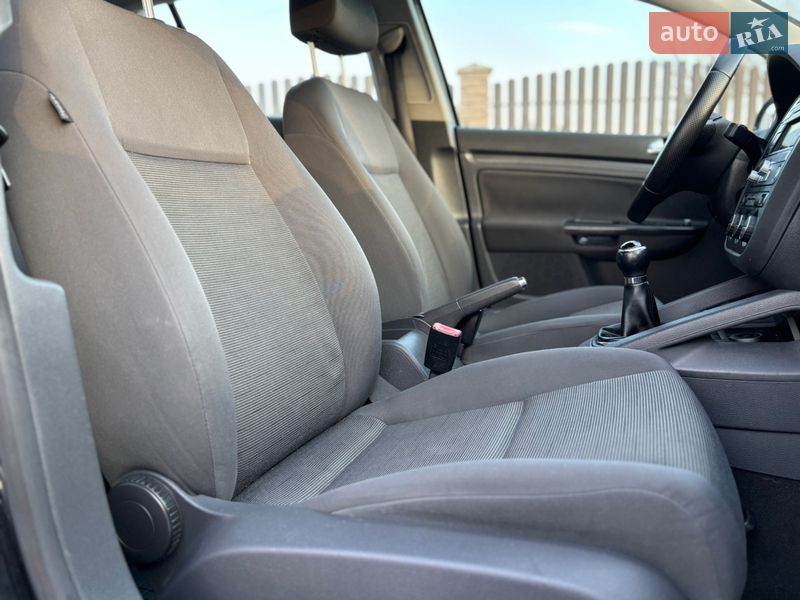 Хэтчбек Volkswagen Golf 2005 в Староконстантинове