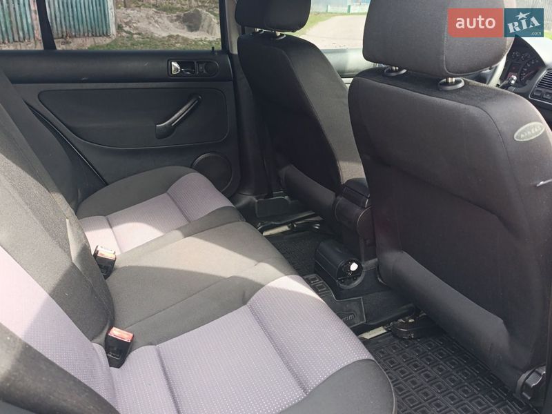 Хэтчбек Volkswagen Golf 2002 в Чорткове