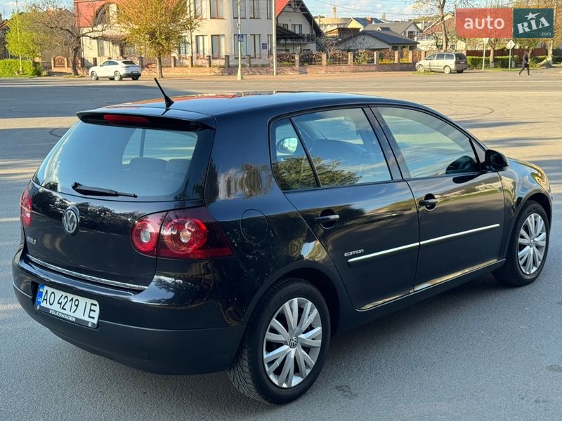 Хэтчбек Volkswagen Golf 2008 в Ужгороде
