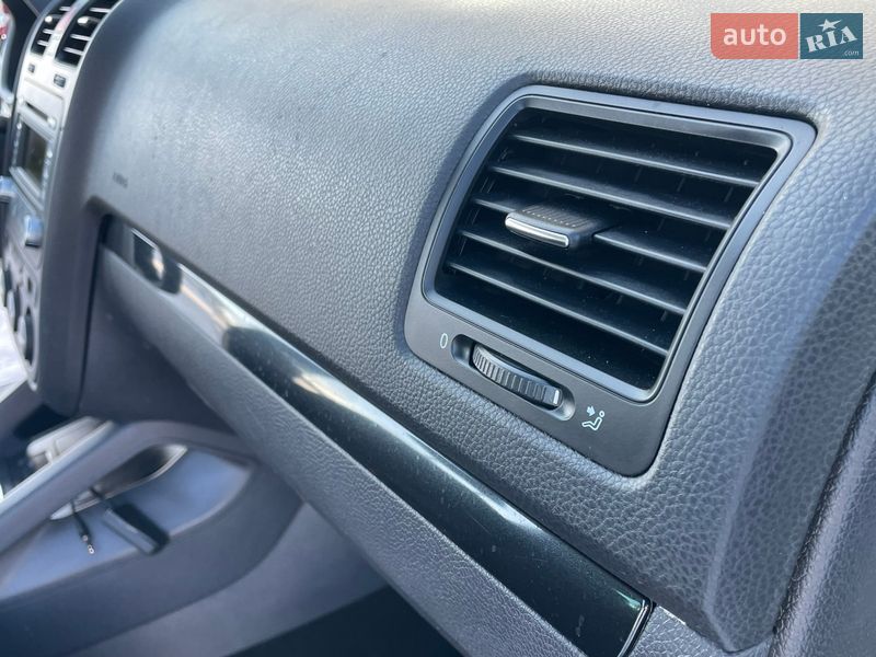 Хэтчбек Volkswagen Golf 2009 в Житомире