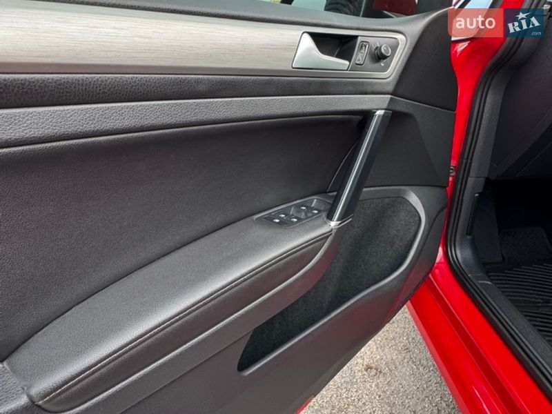 Хэтчбек Volkswagen Golf 2017 в Кропивницком