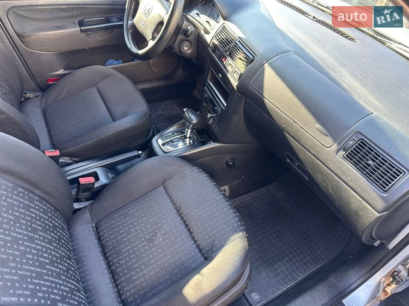 Хэтчбек Volkswagen Golf 2002 в Виннице