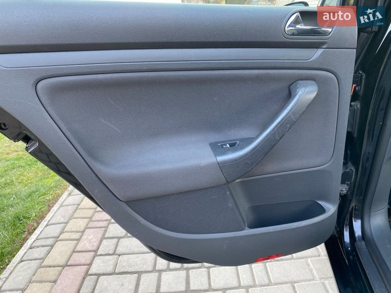 Хэтчбек Volkswagen Golf 2004 в Луцке