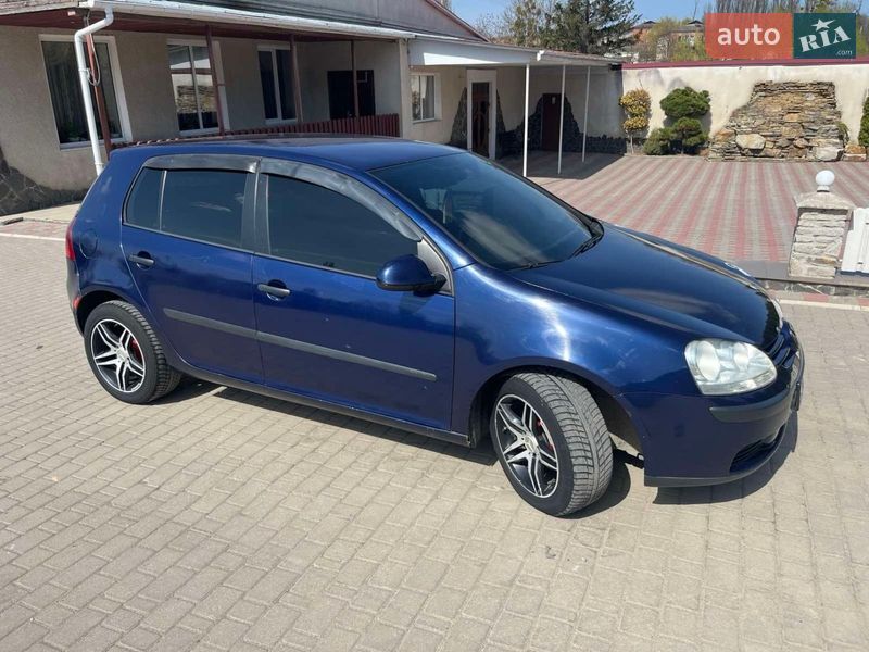 Хэтчбек Volkswagen Golf 2005 в Новой Ушице