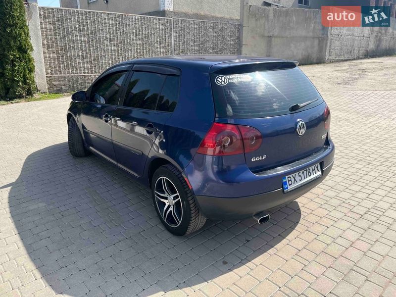 Хэтчбек Volkswagen Golf 2005 в Новой Ушице
