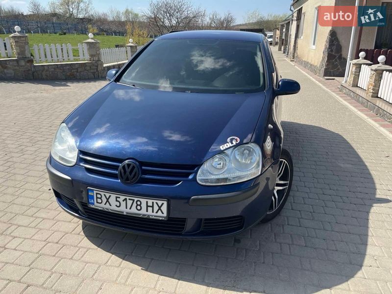Хэтчбек Volkswagen Golf 2005 в Новой Ушице