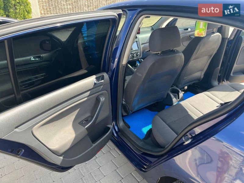 Хэтчбек Volkswagen Golf 2005 в Новой Ушице