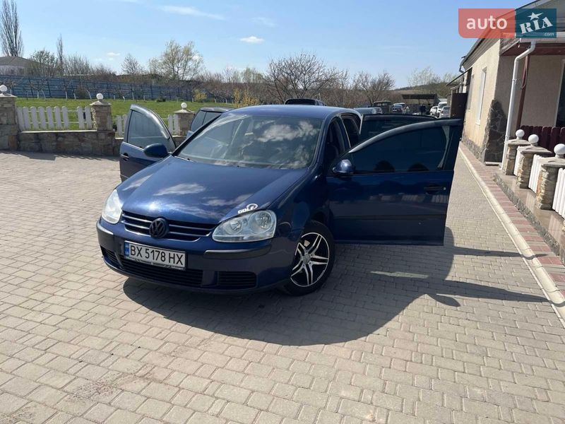 Хэтчбек Volkswagen Golf 2005 в Новой Ушице