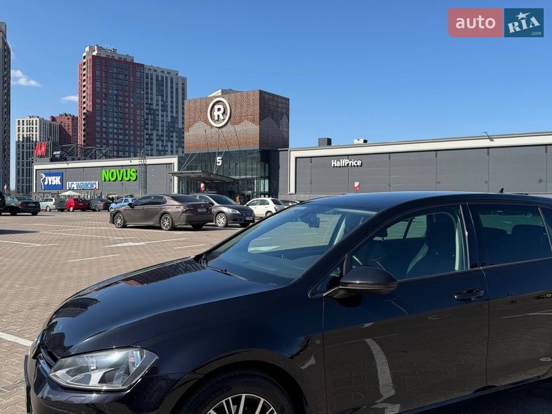 Хэтчбек Volkswagen Golf 2016 в Киеве