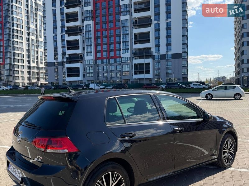 Хэтчбек Volkswagen Golf 2016 в Киеве