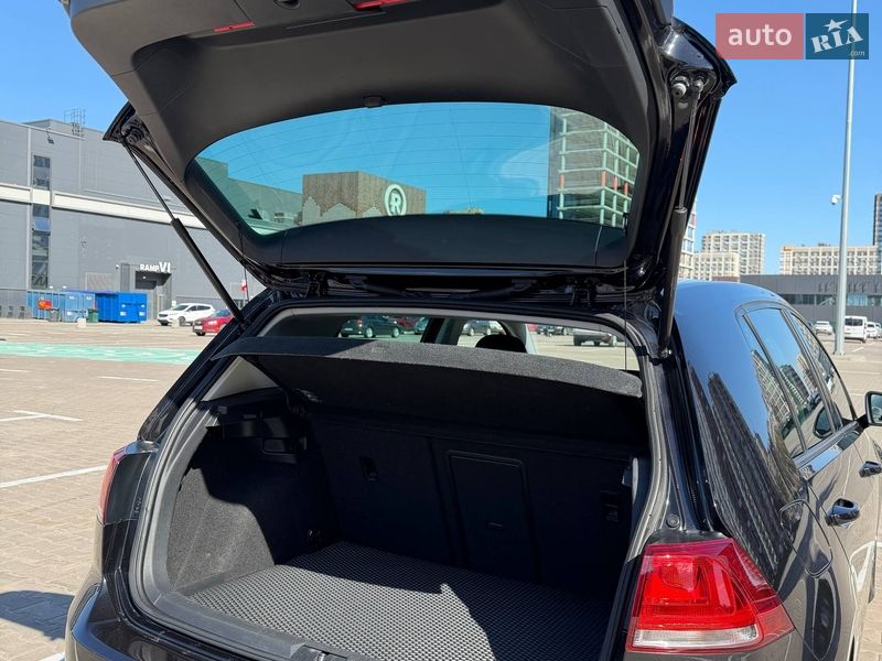 Хэтчбек Volkswagen Golf 2016 в Киеве