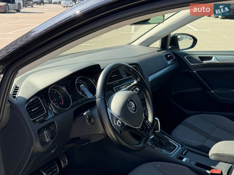 Хэтчбек Volkswagen Golf 2016 в Киеве