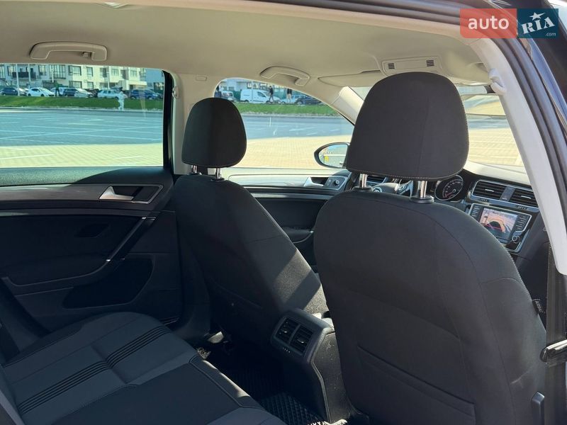 Хэтчбек Volkswagen Golf 2016 в Киеве