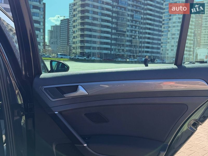 Хэтчбек Volkswagen Golf 2016 в Киеве