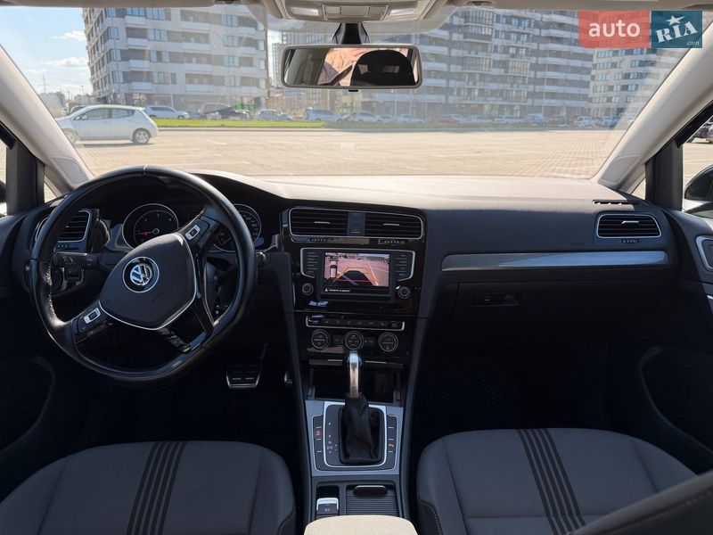 Хэтчбек Volkswagen Golf 2016 в Киеве