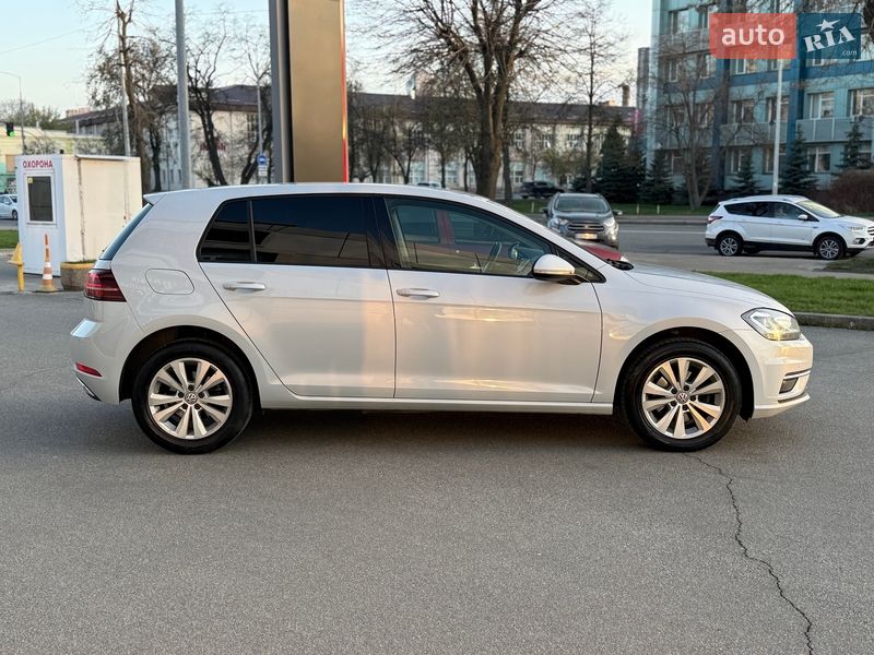 Хэтчбек Volkswagen Golf 2018 в Киеве