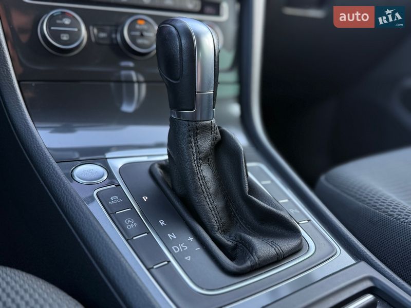 Хэтчбек Volkswagen Golf 2018 в Киеве