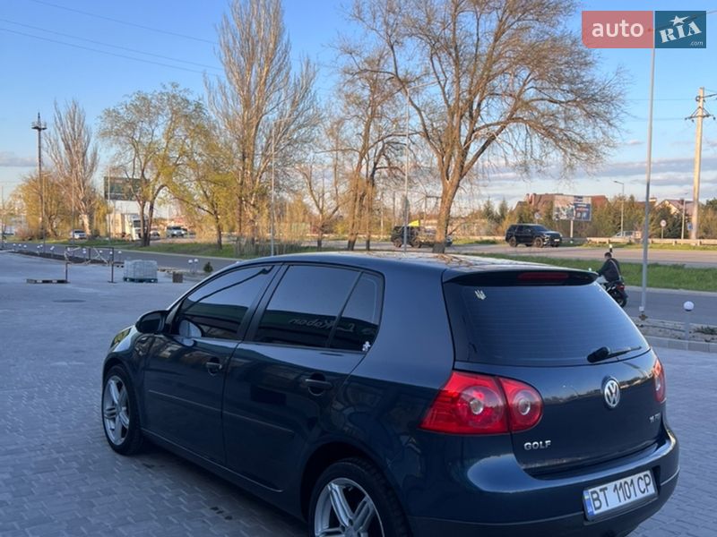 Хетчбек Volkswagen Golf 2004 в Дніпрі